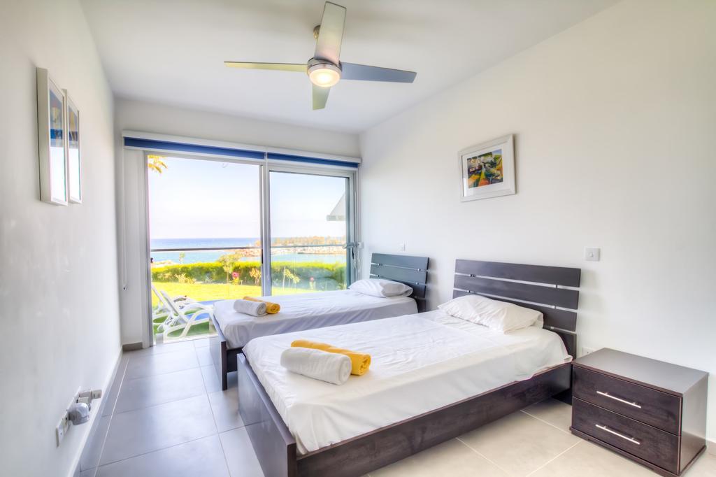 Beachfront Trident Protaras Buitenkant foto