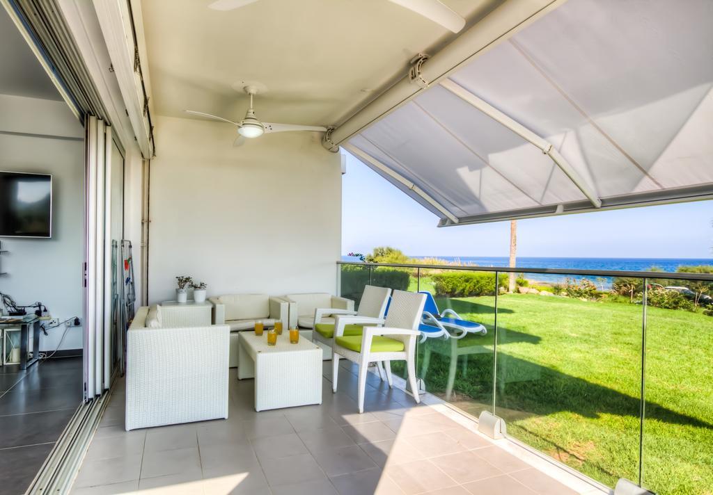 Beachfront Trident Protaras Buitenkant foto