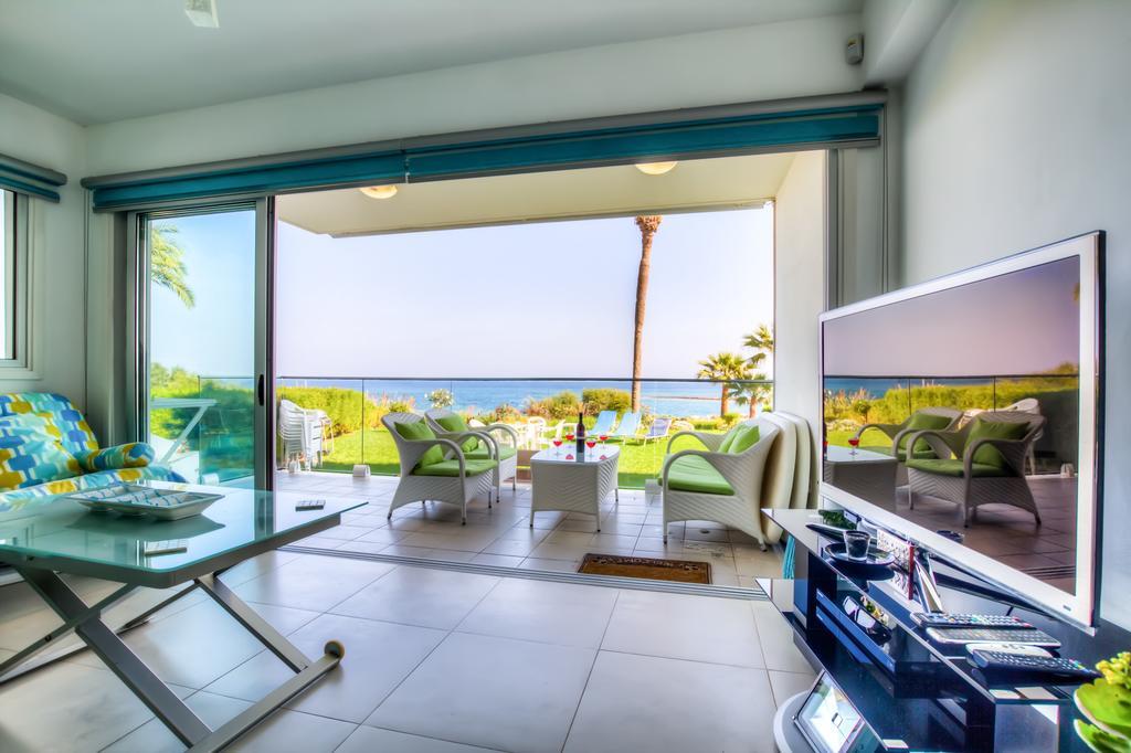 Beachfront Trident Protaras Buitenkant foto